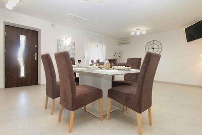 Villa mit Swimmingpool und Kinderspielplatz