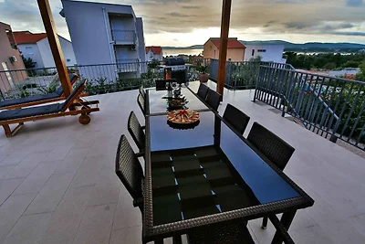 Ferienhaus mit Pool und Meerblick