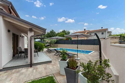 Villa mit Pool und Klimaanlage