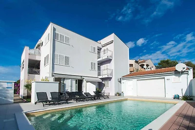 Studio mit Pool und Grill