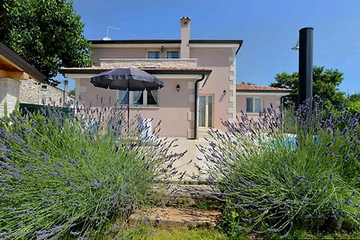 Villa mit Pool und Klimaanlage