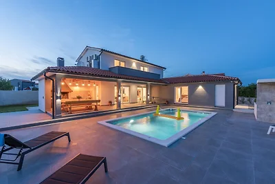 Villa mit Swimmingpool und Kinderspielplatz