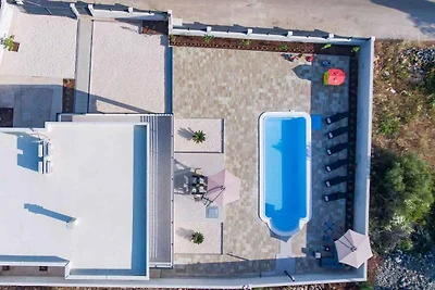 Villa mit Pool und Klimaanlage