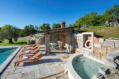 Villa mit Pool und Dependance