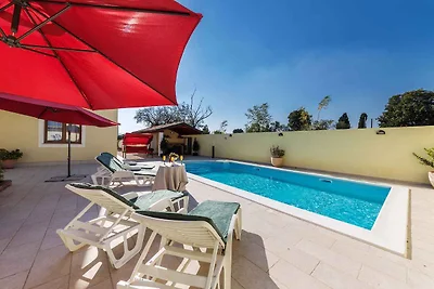 Villa mit Pool und Terrasse