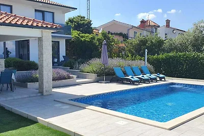 Ferienhaus mit Pool für 6 Personen