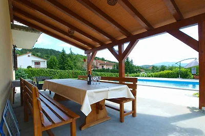 Villa mit Swimmingpool und Spielfeld