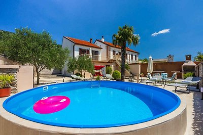 Villa mit Swimmingpool und grosser