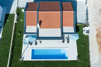 Villa mit Pool und Whirlpool