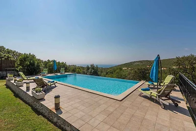 Villa mit Meerblick und Pool
