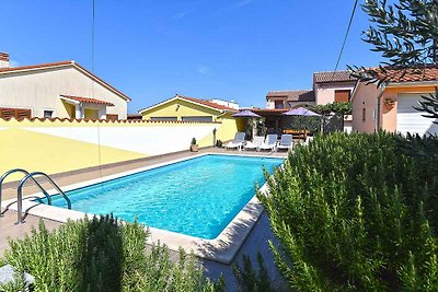 Villa mit Swimmingpool und Spielraum im