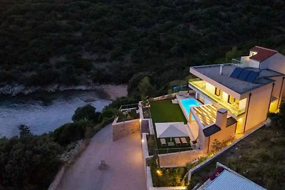 Villa mit Pool und Panoramablick