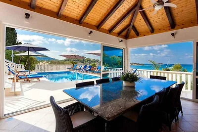 Villa mit Pool und Terrasse