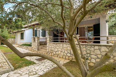 Gemütliches Ferienhaus Lucija in idyllischem