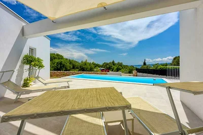 Villa mit Pool und Klimaanlage