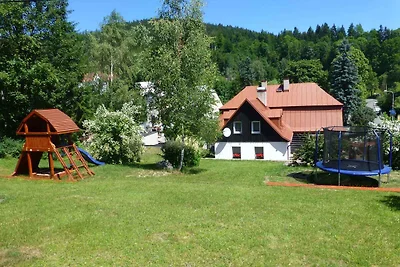 Ferienhaus mit Kaminofen in Hanglage