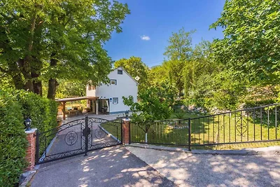 Ferienhaus mit Pool und Grill
