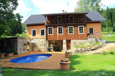 Ferienhaus mit Aussenpool am Wald