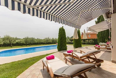 Villa mit Pool und Klimaanlage