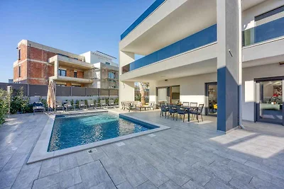Villa mit Aussenpool