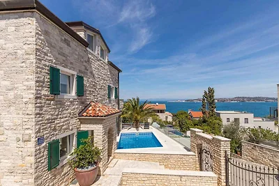 Villa mit Aussenpool und Meerblick