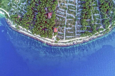 Ferienhaus liegt am Meer auf einer Insel