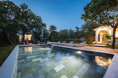 Villa mit Pool in ruhiger Lage