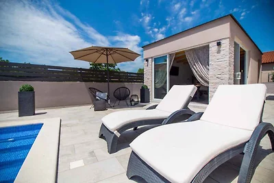 Ferienhaus mit Schwimmbad und Klima