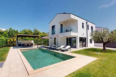 Villa mit Pool und Garten