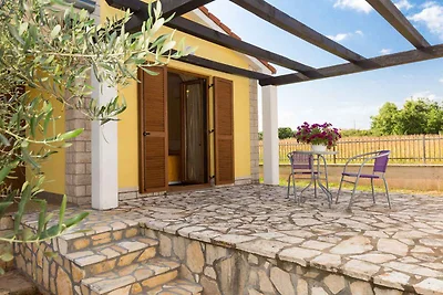 Ferienhaus mit Pool und Grill
