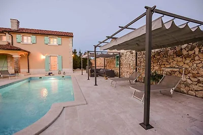 Villa mit Aussenpool und Klimaanlage
