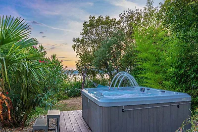 Villa mit Pool und Whirlpool