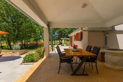 Villa mit Pool und grosszügigem Grundstück