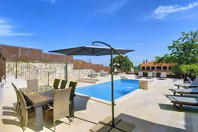 Villa mit Pool und Sonnenterrasse