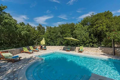 Villa mit Gemeinschaftspool und Garten