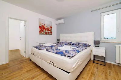 Villa mit Swimmingpool und Whirlpool