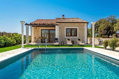 Villa mit Aussenpool
