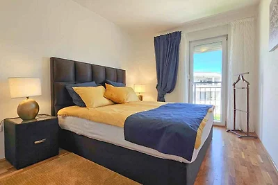 Ferienwohnung mit möbliertem Balkon, Meerblic