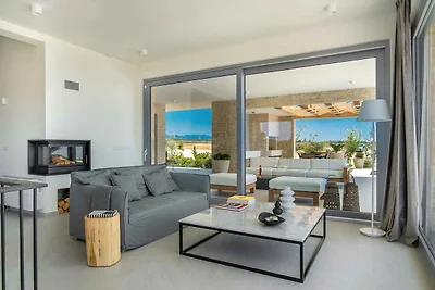 Villa mit Swimmingpool und Meerblick