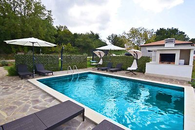 Ferienhaus mit Pool und Garten in ruhiger Lag