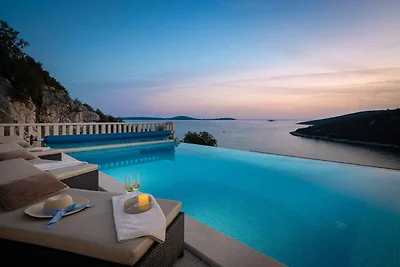 Villa mit Pool und Meerblick