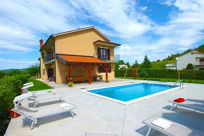 Villa mit Swimmingpool und Spielfeld