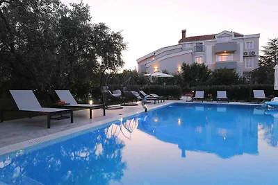 Ferienhaus mit Pool und Grill