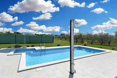 Villa mit Swimmingpool und grossem Garten