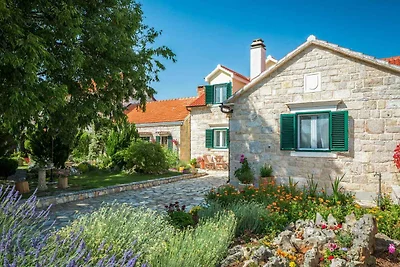 Ferienhaus mit Pool und Grill