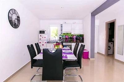 Ferienhaus mit Pool und Klimaanlage