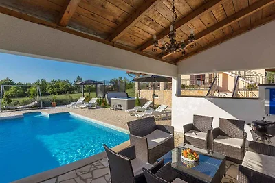 Villa mit Pool und Klimaanlage