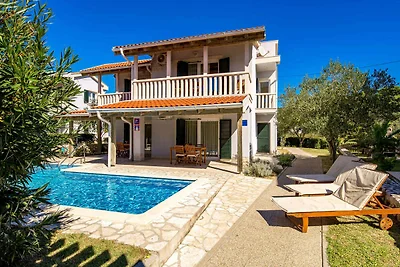 Charmante Ferienunterkunft Mihaela mit Meerbl