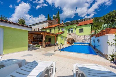 Ferienhaus mit Pool und Grill im Grünen