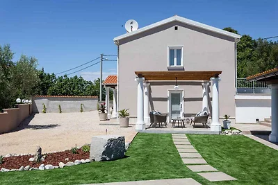 Villa mit Pool und Garten
